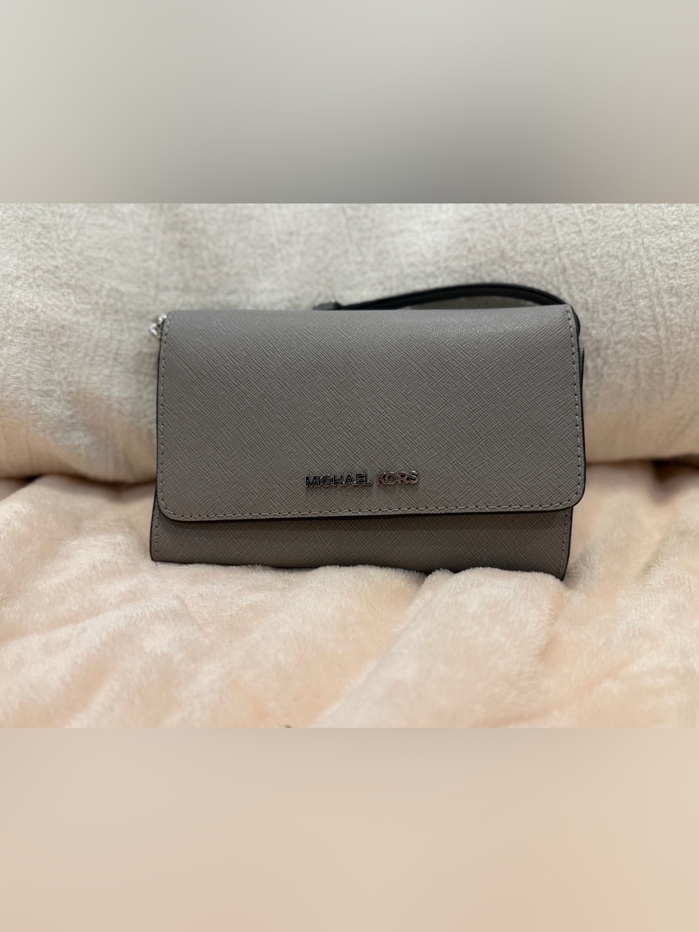 Michael Kors Jet Set Travel Medium Flap Phone Crossbody | Pearl Grey
